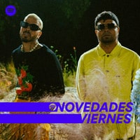 Two men standing in front of a field with the words novidades verdes.