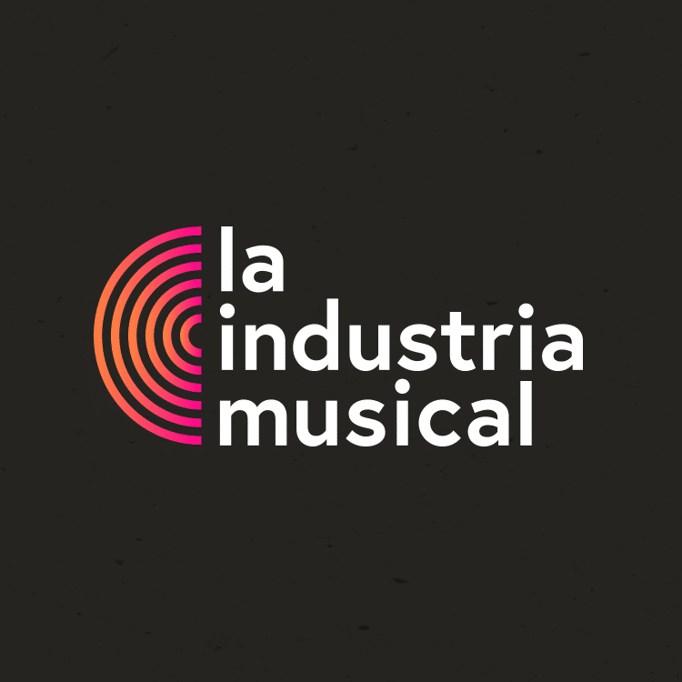 Logo with "la industria musical" in white text on a black background, accompanied by a circular, orange and pink striped design on the left, evoking the rhythm of symphonic podcasts.